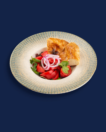 Салат с розовыми помидорами, крымским луком, зеленью и сметаной