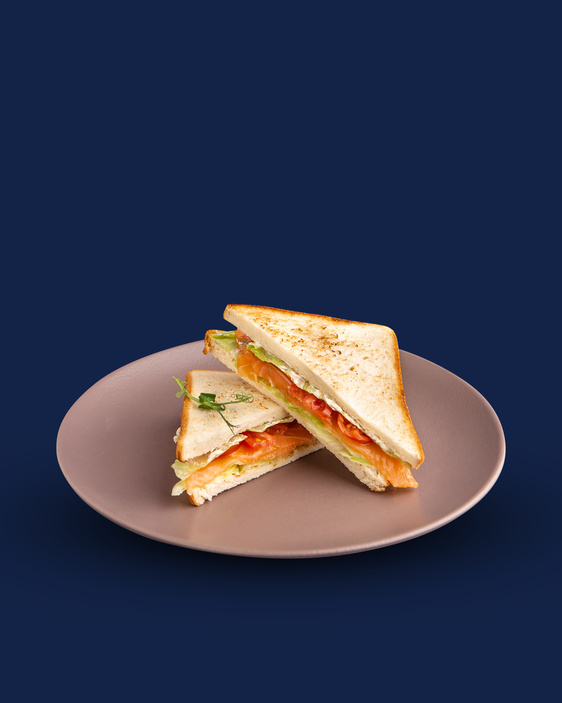 Сэндвич с лососем и сырным соусом